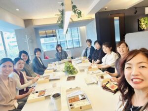 スタッフの笑顔あふれるランチ会｜社会保険労務士事務所ジャスティス